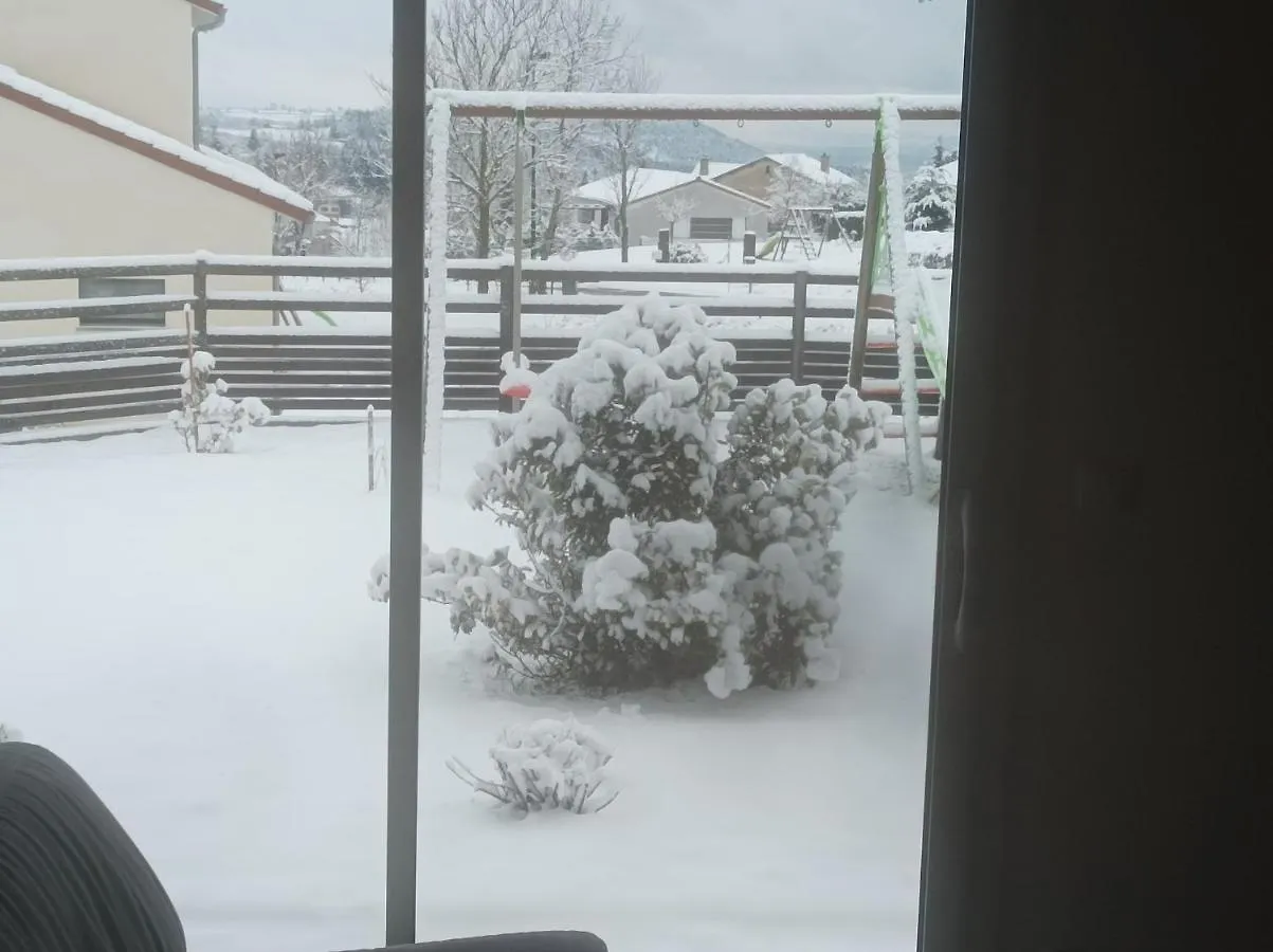 Homestay Suite A La Campagne Dans Une Jolie Maison En Bois. Laussonne